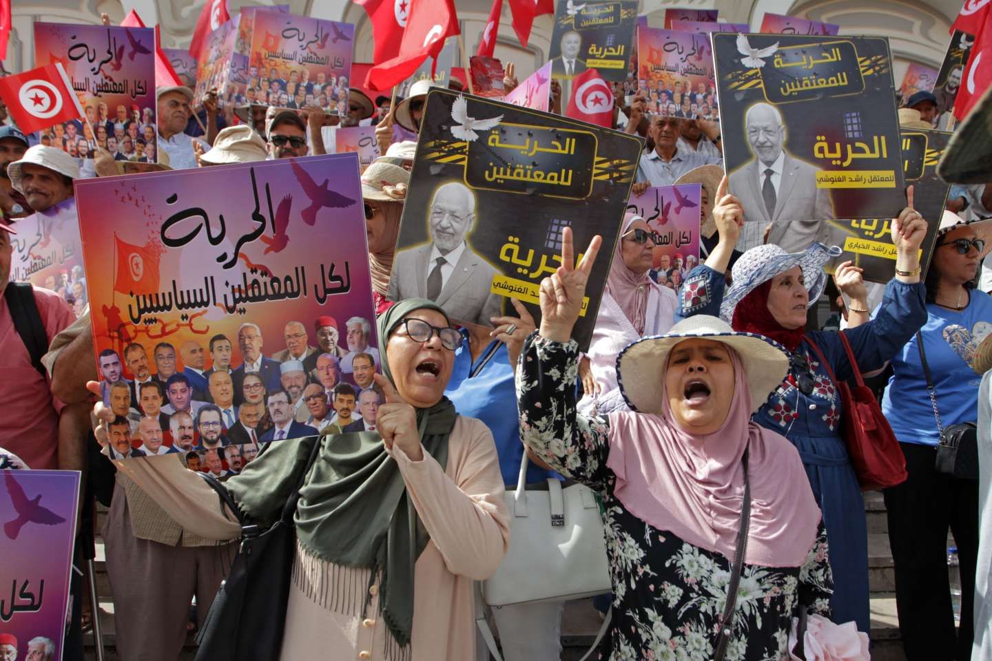 Tunisie : deux ans après le coup de force de Kaïs Saïed, des centaines d’opposants ont manifesté à Tunis