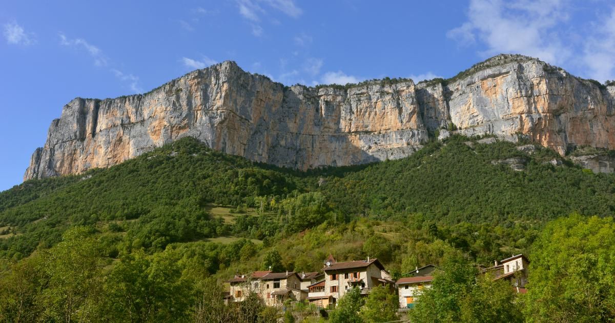 Isère : important éboulement au bord d'une départementale