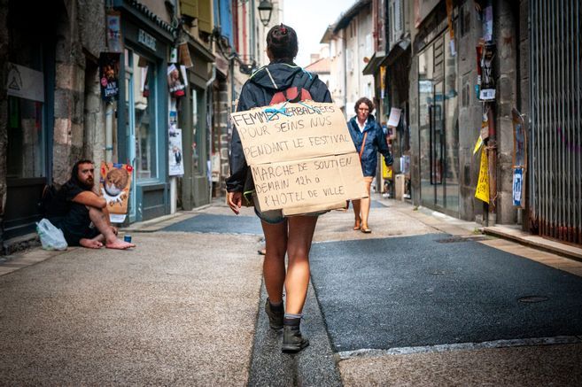 Une festivalière poursuivie pour avoir marché seins nus dans les rues d'Aurillac pendant la canicule