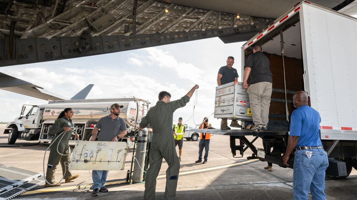 OSIRIS-REx's asteroid sample lands in Houston (photos)