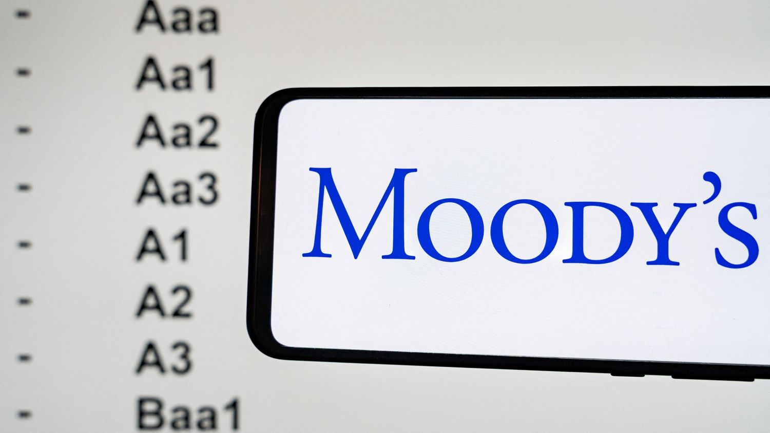 Dette publique : l'agence Moody's maintient la note de la France à "Aa2", mais ouvre la porte à une future baisse