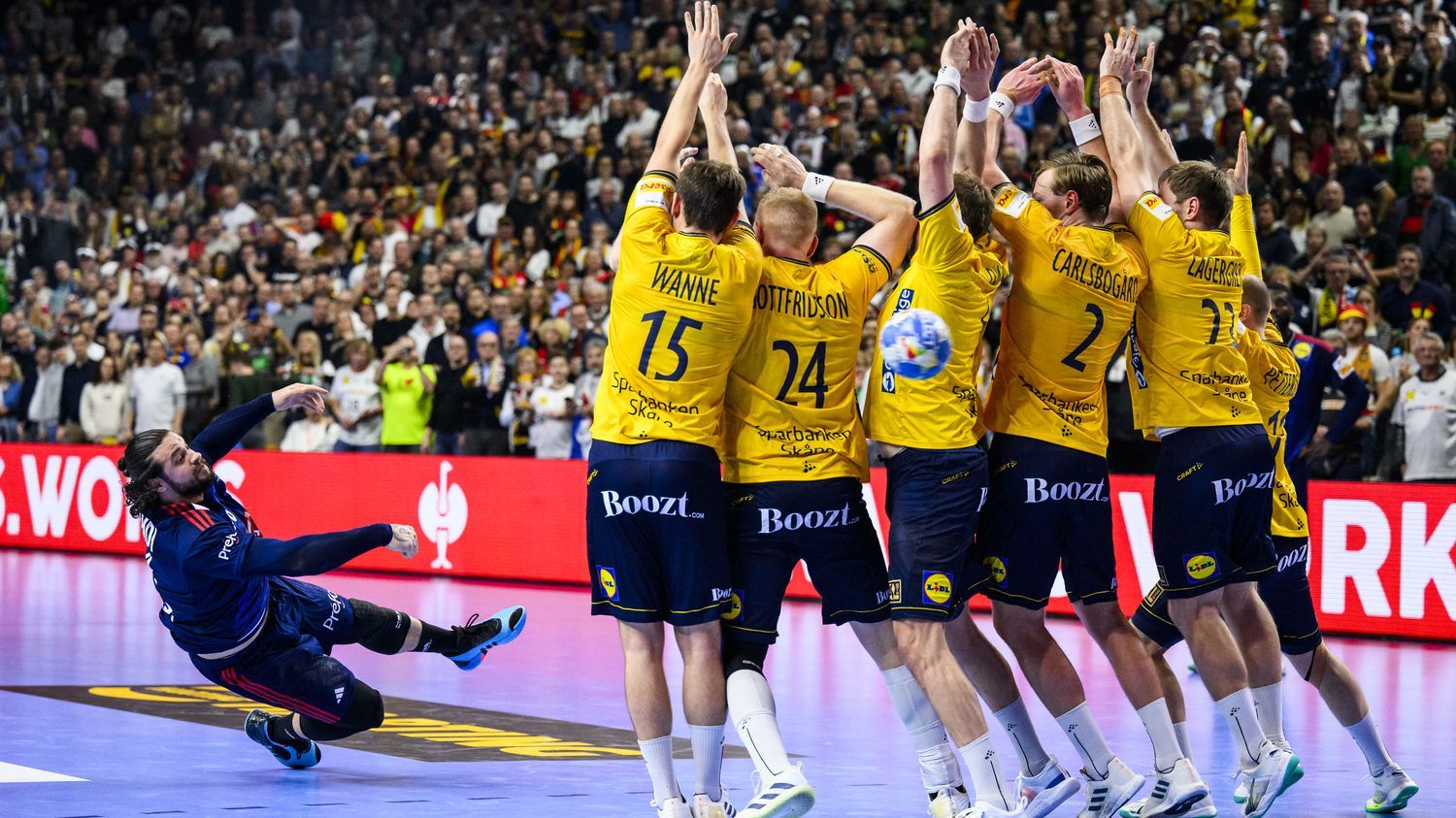 Euro de hand : "Une chance sur mille de marquer", "le plus beau but que j'ai vu de ma carrière"... Les Bleus racontent le coup franc salvateur d'Elohim Prandi