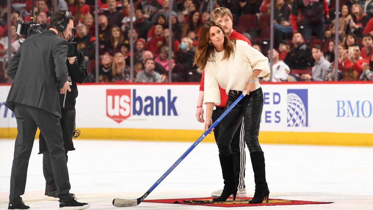 Cindy Crawford scores goal at Blackhawks game during ‘Shoot the Puck’ challenge