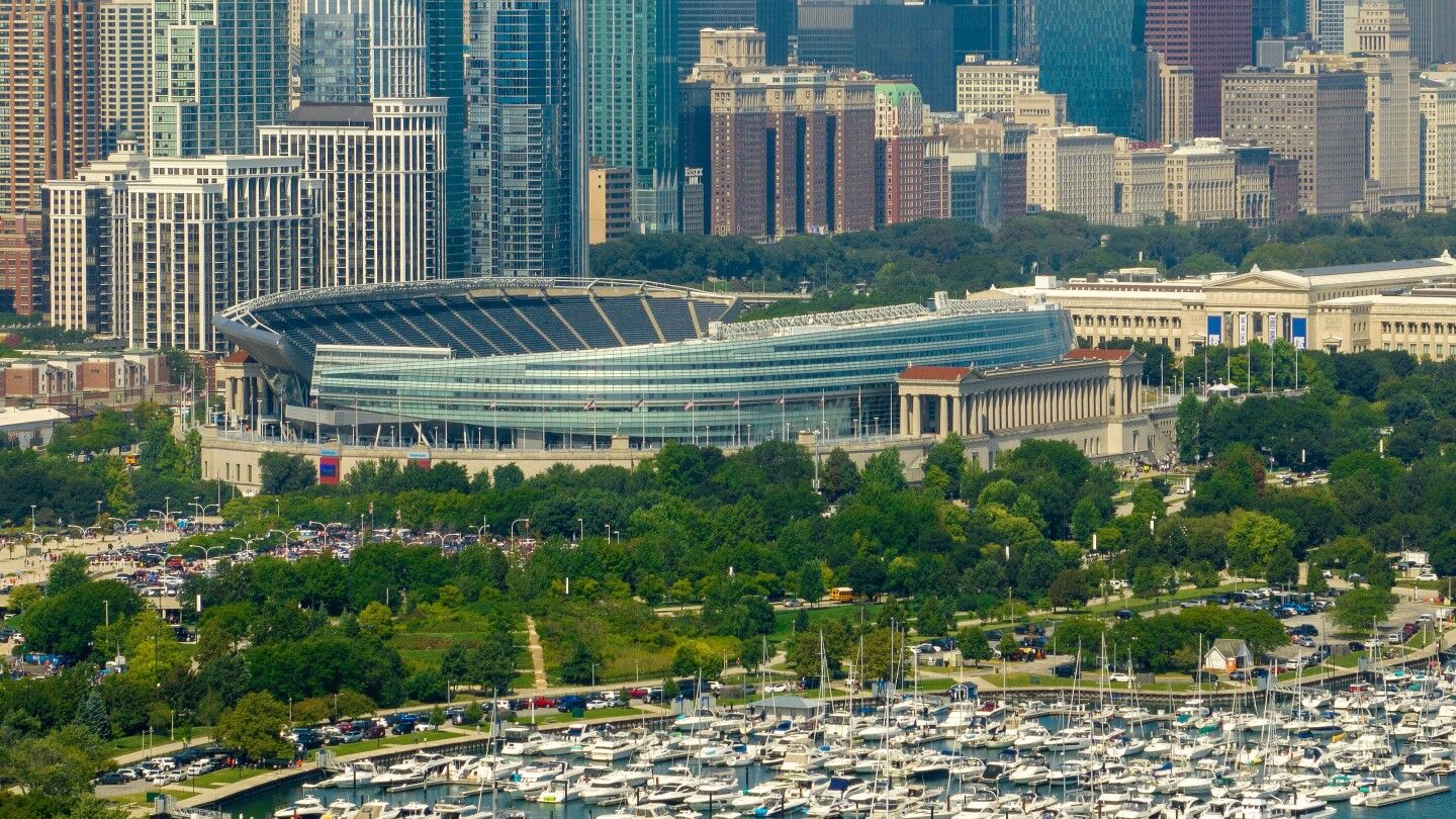 Bears are focused on a fixed-roof, lakefront stadium in Chicago