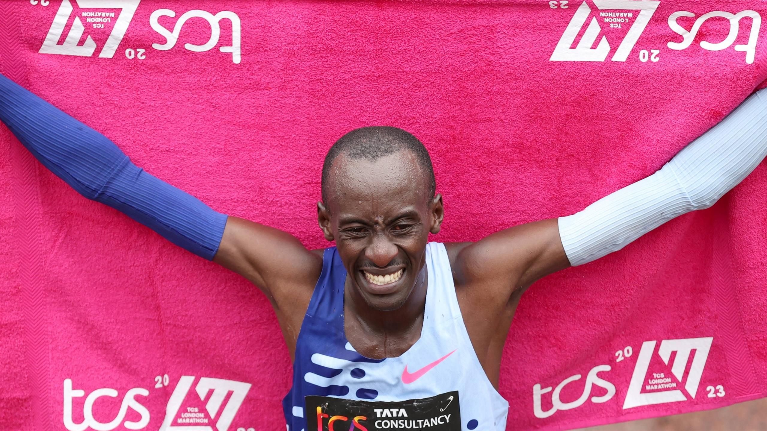 Kelvin Kiptum, vainqueur du marathon de Londres avec le deuxième chrono de l'histoire : "C'est l'OVNI qui fait parler"