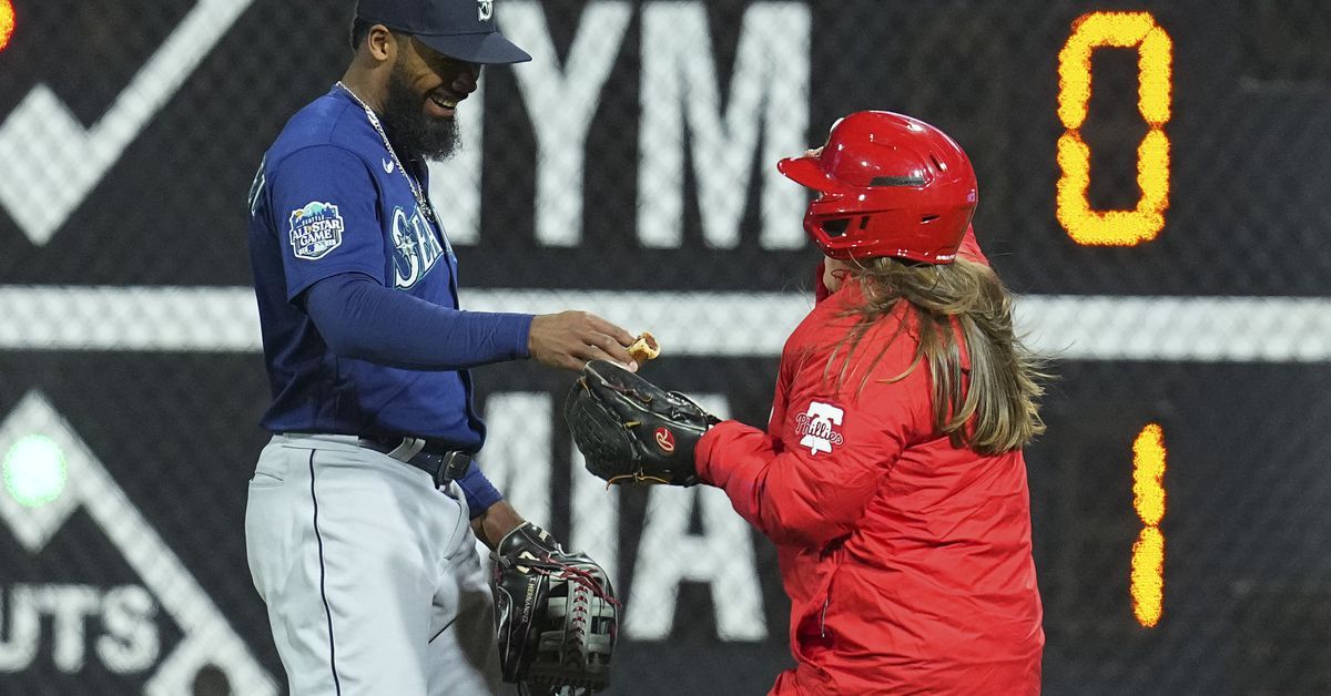 Mariners Win In Front Of Sellout Crowd And Their Wayward Wieners