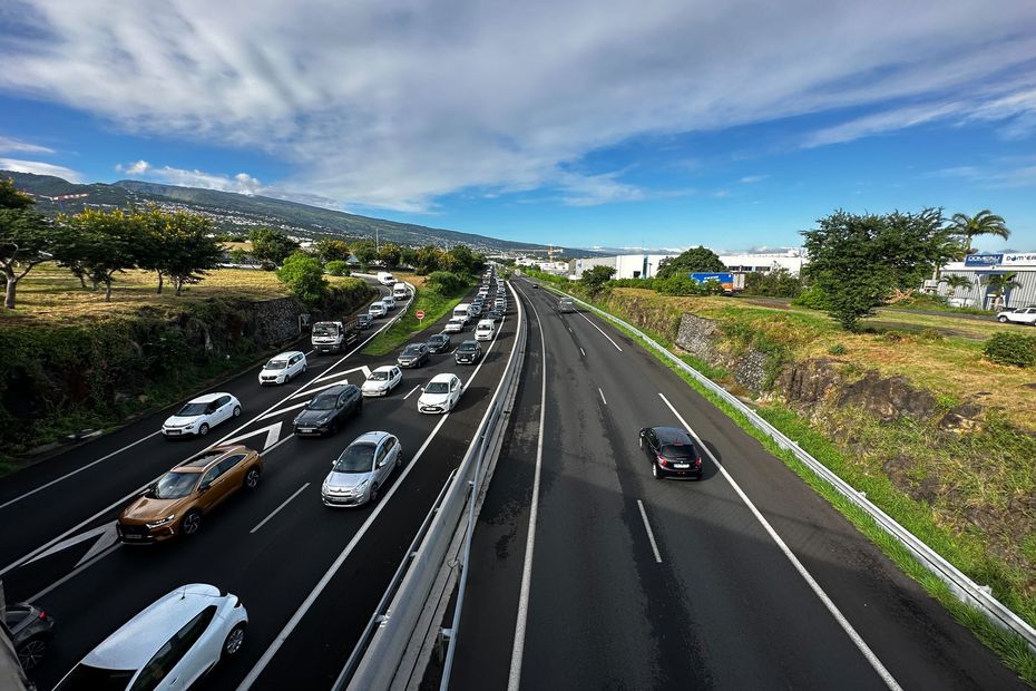 Route du Littoral basculée, gestion de la chaîne de blocs modifiée, et embouteillage monstre vers Saint-Denis