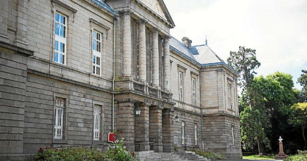 À Saint-Brieuc, une jeune femme placée en garde à vue, déférée et condamnée suite à la casserolade