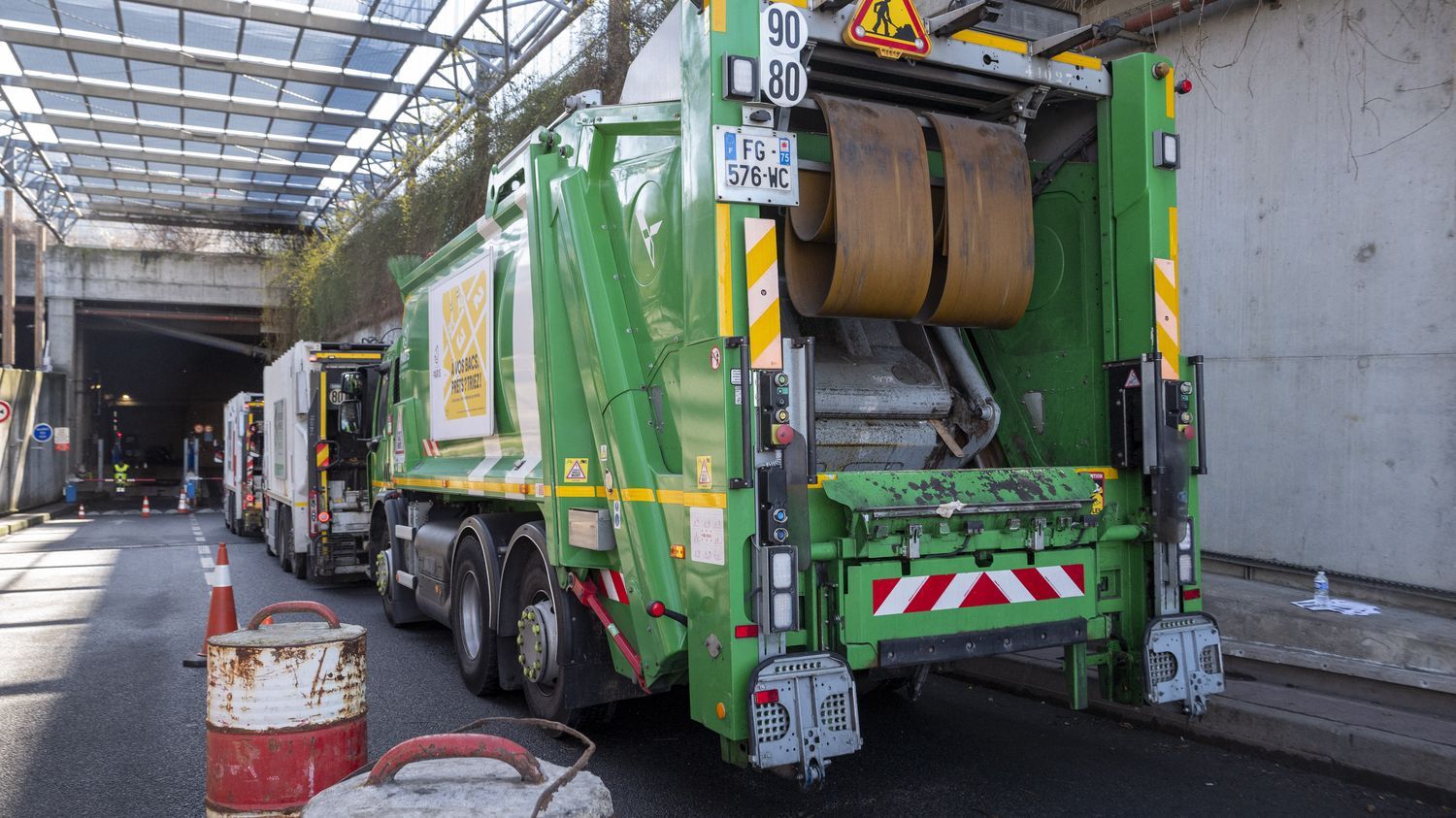 Issy-les-Moulineaux : un camion-benne chute de 20 mètres dans la cuve de l'incinérateur, le conducteur positif aux stupéfiants