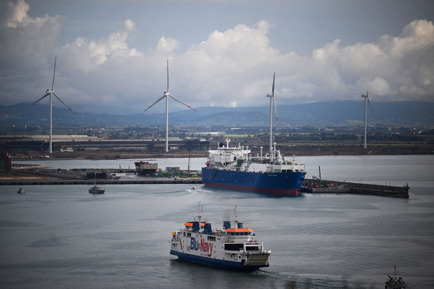 Dans le port italien de Piombino, le " Golar-Tundra ", navire de la discorde