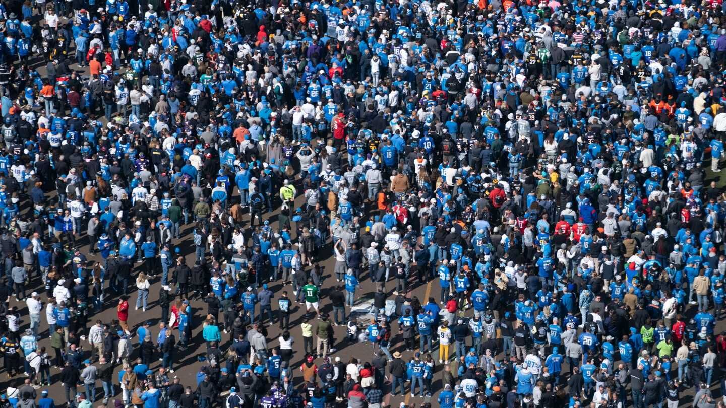 Detroit generates another massive crowd for second night of draft