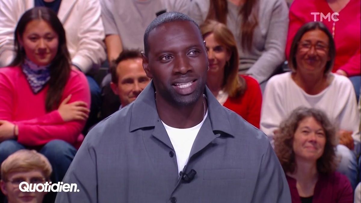 "Avec le transfuge de classe…" : Omar Sy dans ses petits souliers en évoquant son lien fragile avec ses parents