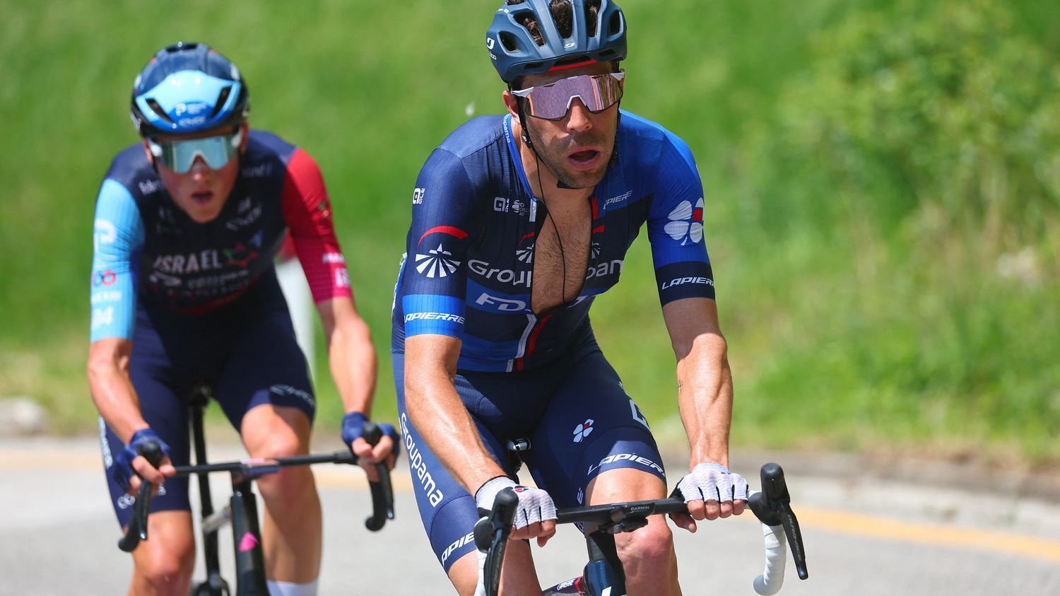 Thibaut Pinot et Ben Healy repris par le peloton... Suivez la 19e étape