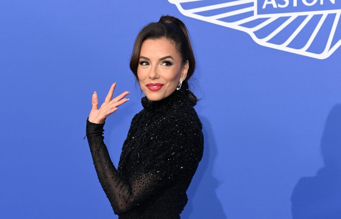 Eva Longoria bouscule le Festival de Cannes dans une robe transparente, elle dévoile son fessier