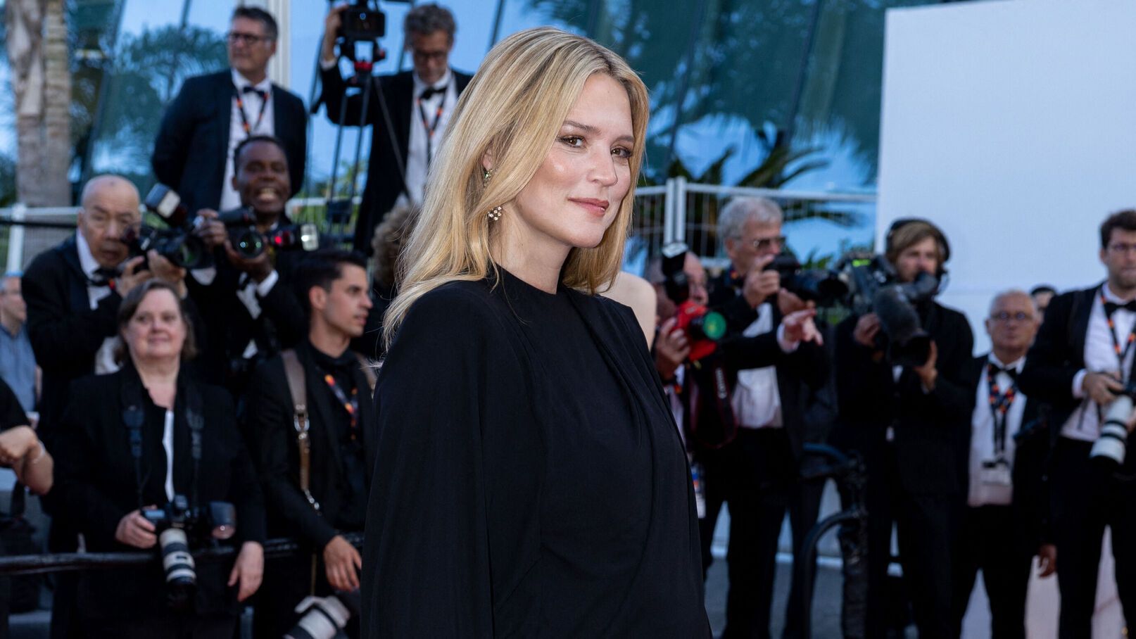 Virginie Efira enceinte à Cannes : l'actrice sexy en robe courte et cape pour la montée des marches 2023