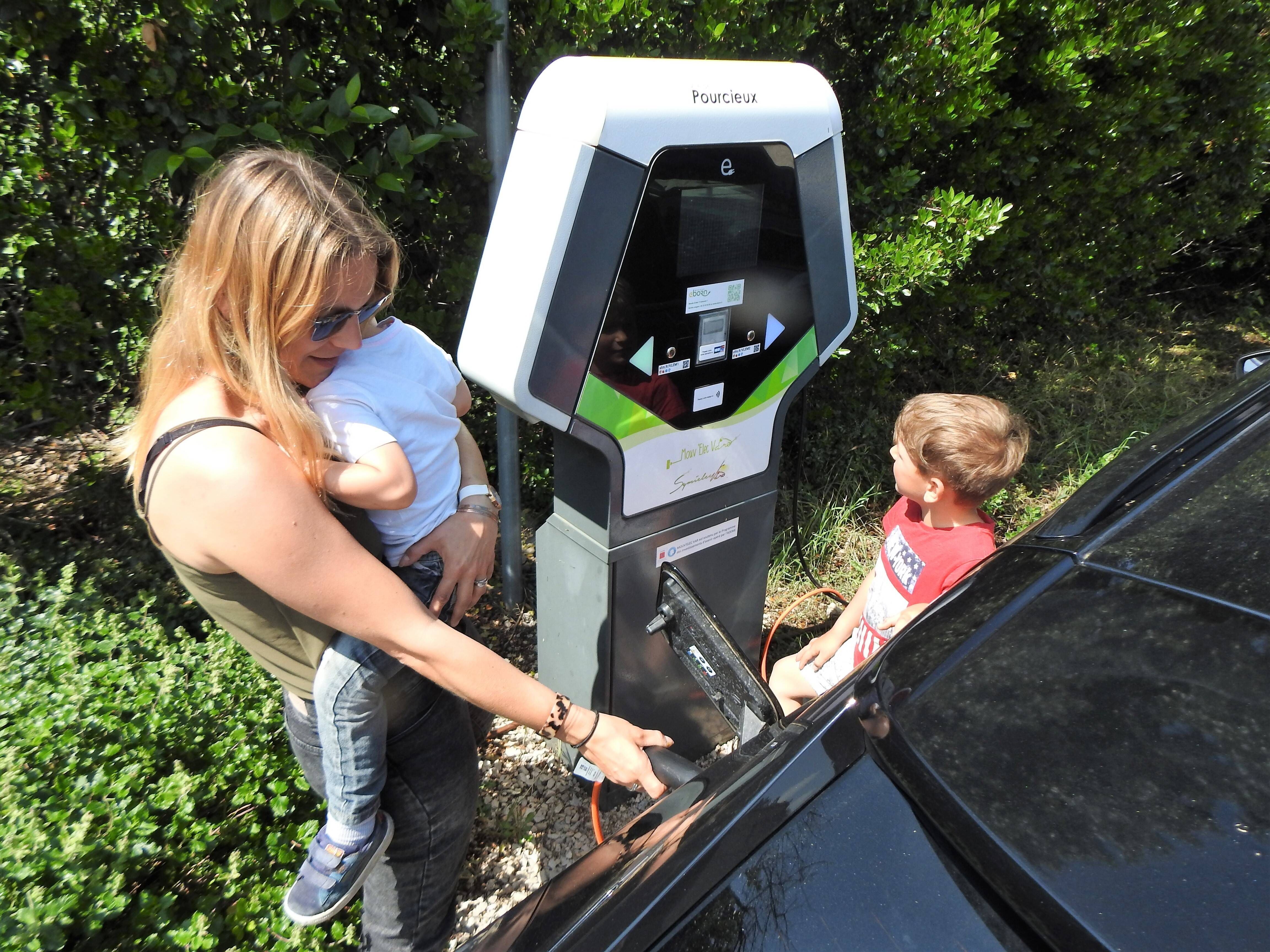 Une famille lyonnaise loue une voiture électrique et se retrouve bloquée 12h dans cette commune du Var