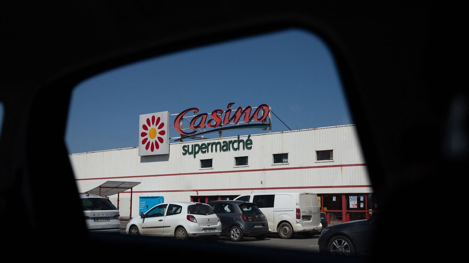 Le groupe Casino, très endetté, compte vendre une centaine de magasins à Intermarché