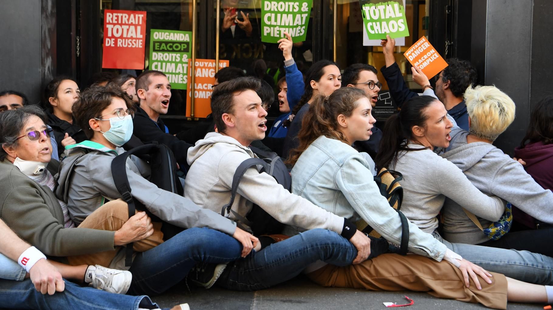 Devant l’AG de TotalEnergies, heurts et lacrymos entre police et militants écologistes