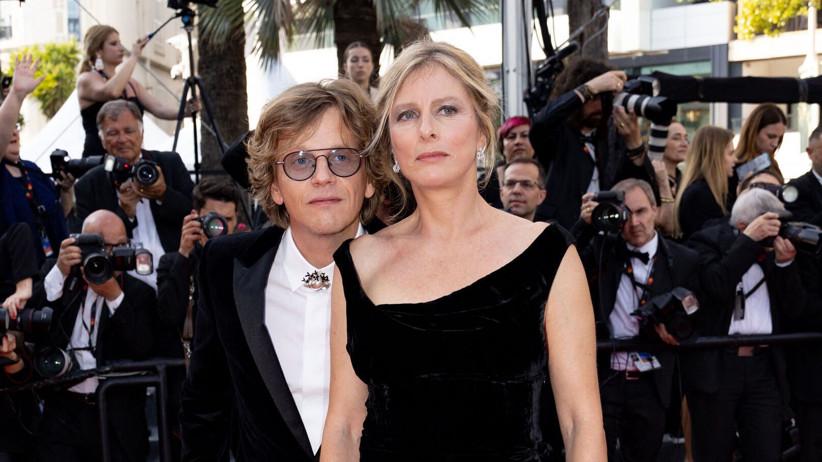 Karin Viard à Cannes : elle joue la carte de la simplicité en robe longue noire qui touche au but