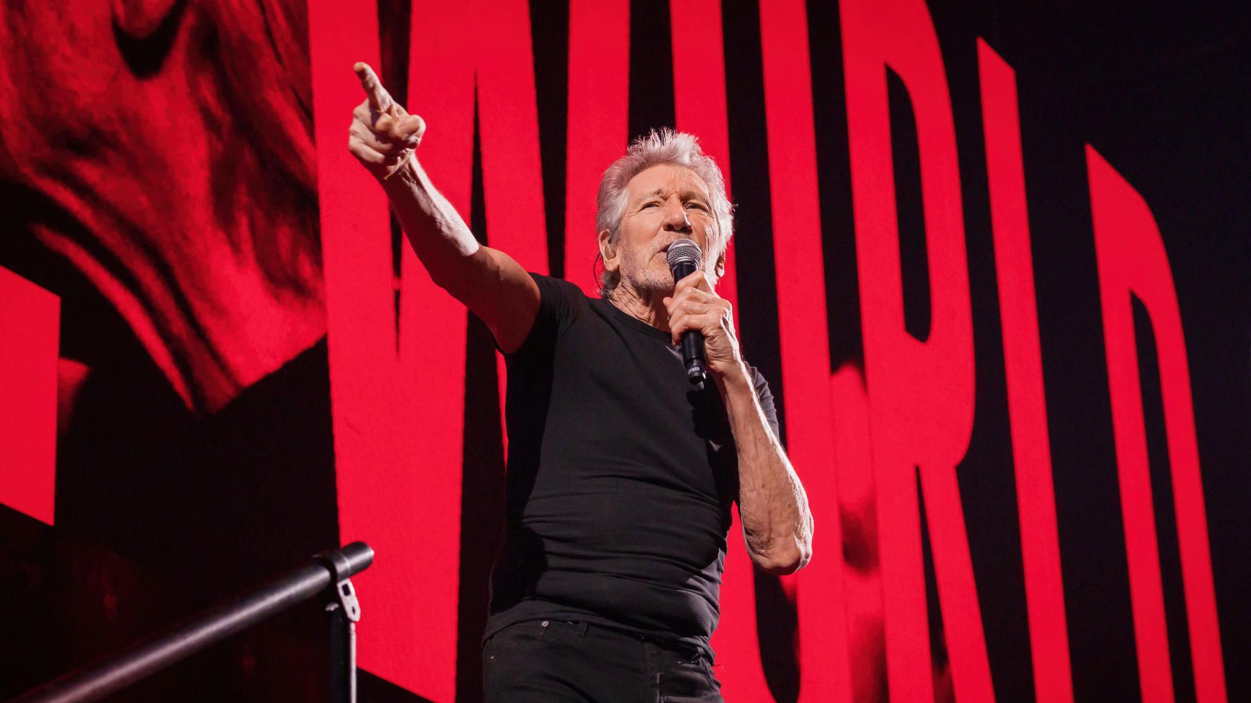 Roger Waters visé par une enquête en Allemagne, après avoir porté un costume jugé trop nazi