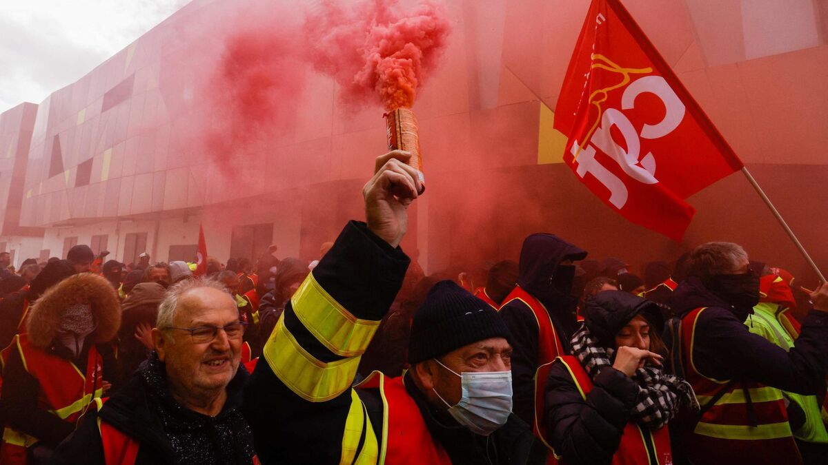 Réformes des retraites : des syndicalistes accusés d’avoir provoqué une coupure de courant jugés en novembre