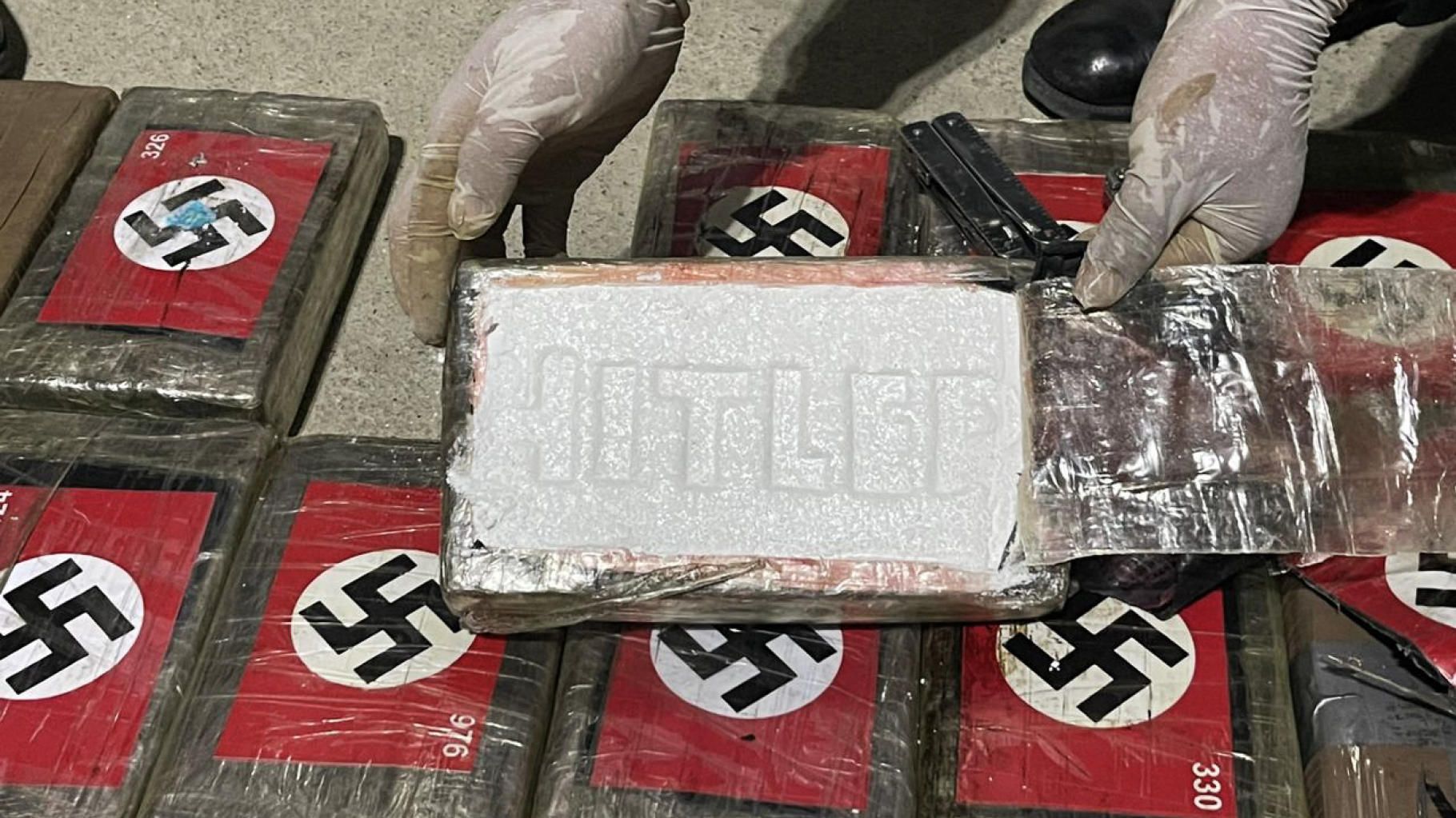 Au Pérou, la police saisit 58 kg de cocaïne décorés de symboles nazis