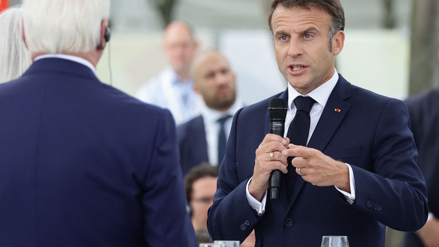 Emmanuel Macron veut "s'engager" pour "démasquer les idées" du RN qui "menacent l'Europe"