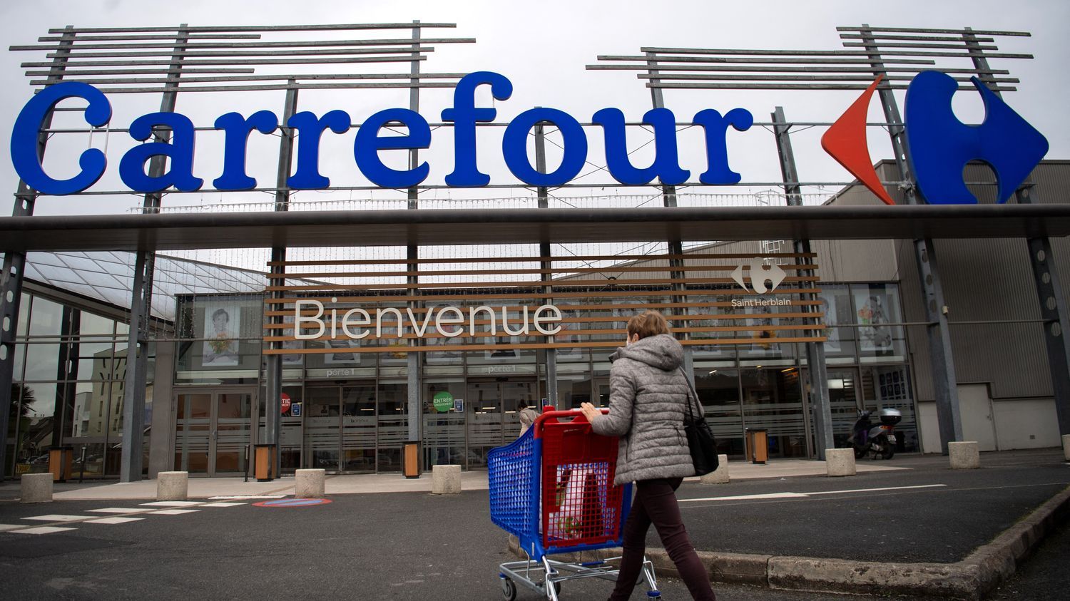 Le groupe Carrefour prévoit jusqu'à 979 départs volontaires dans ses sièges en France