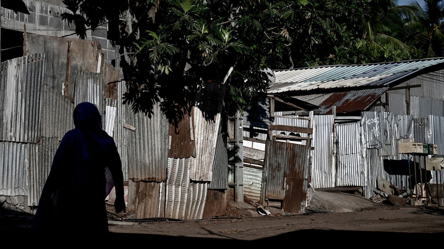 "On dort sur des tapis étendus sur des cailloux", raconte une femme expulsée d'un "banga" à Mayotte