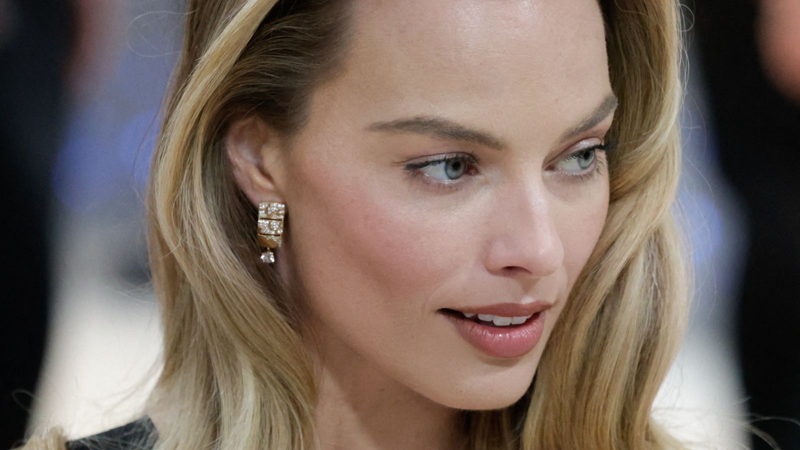 Margot Robbie, lumineuse dans une robe mini fuchsia