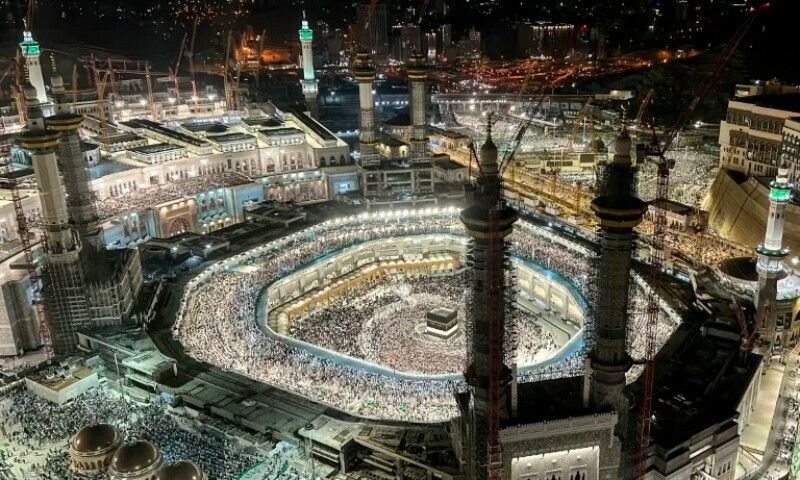 Huge crowds circle Kaaba as Haj begins in Saudi heat