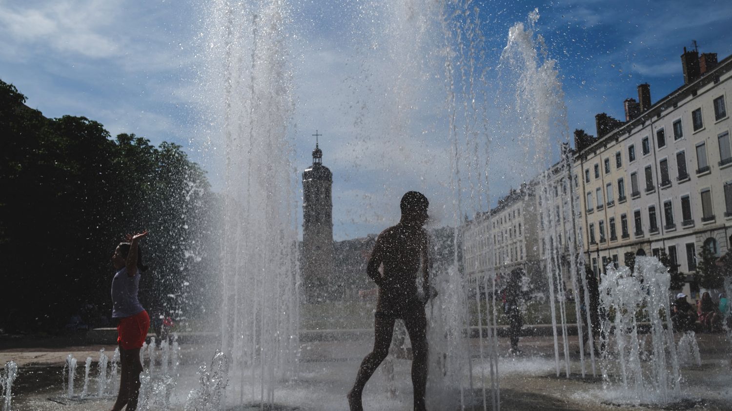 Précarité énergétique d'été : à Lyon, des habitants s'en remettent au système D pour lutter contre "la chaleur continue" dans un immeuble mal isolé