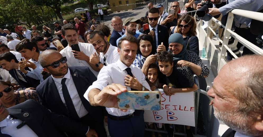 Macron à Marseille : hôtel de ville, Évêché, Baumettes, Busserine... premier jour au pas de course pour le Président