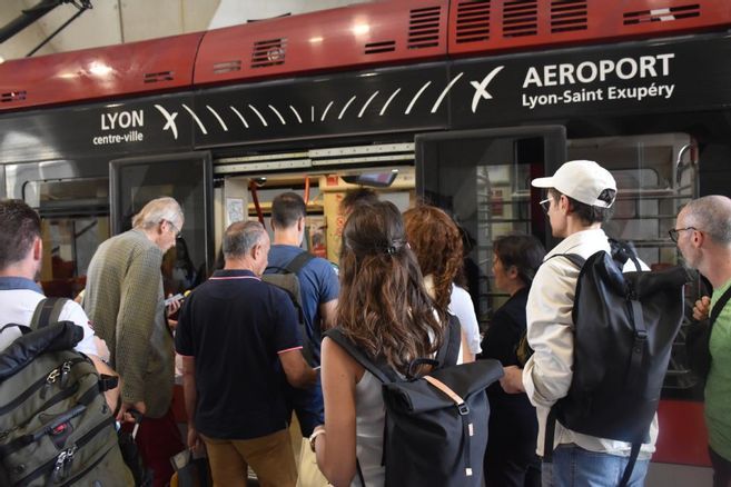 Voiture, car ou train : comment se rendre à l'aéroport de Lyon depuis l'Auvergne ?