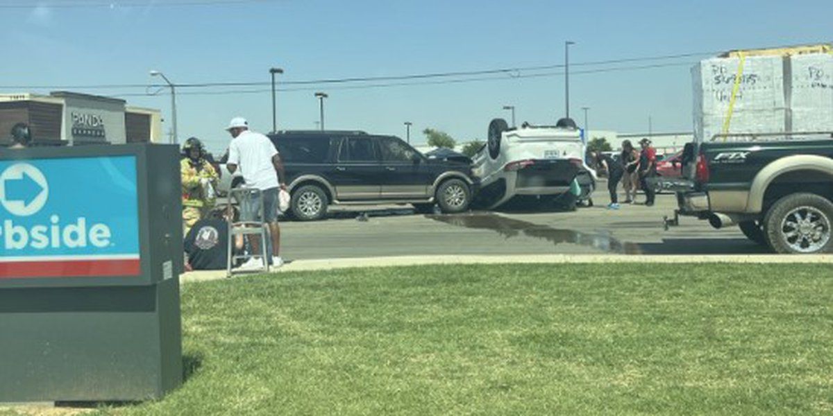 Emergency crews responding to rollover in south Lubbock