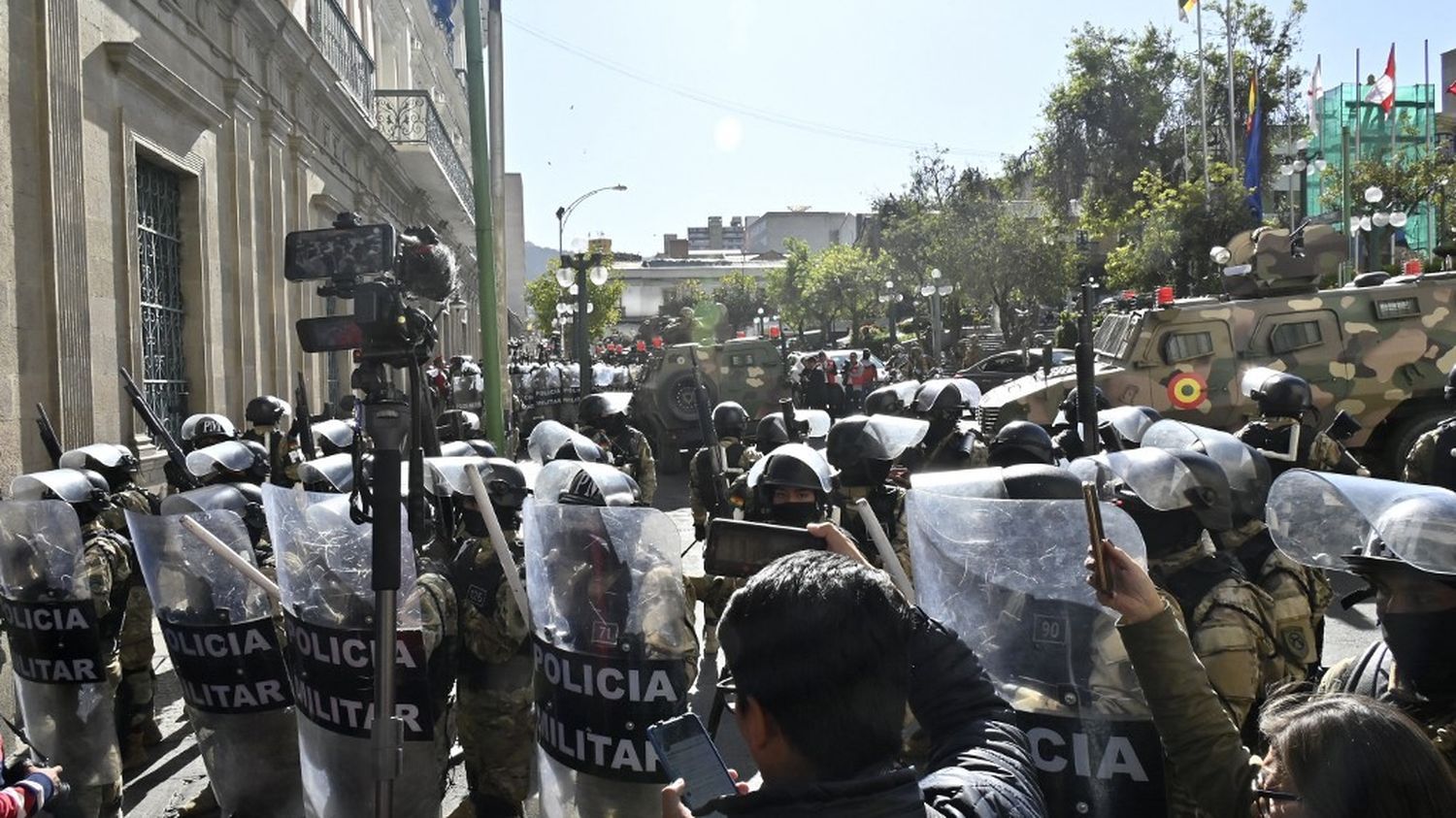 En Bolivie, le président dénonce un "coup d'Etat" après le déploiement de militaires armés devant le palais présidentiel