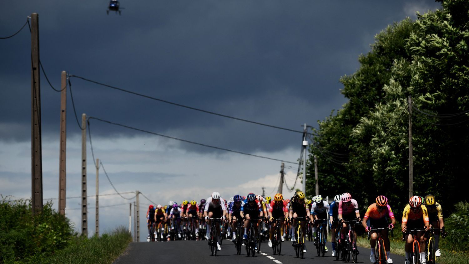 un groupe de 14 coureuses à l'avant... Suivez la 4e étape