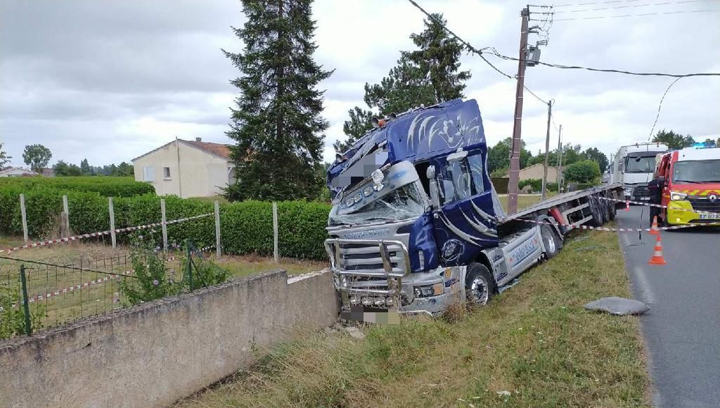 Un routier est piqué par une guêpe en Dordogne, son camion finit contre le muret d'un restaurant