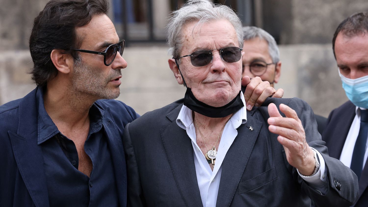 Affaire Alain Delon : perquisition au domicile de sa dame de compagnie Hiromi Rollin