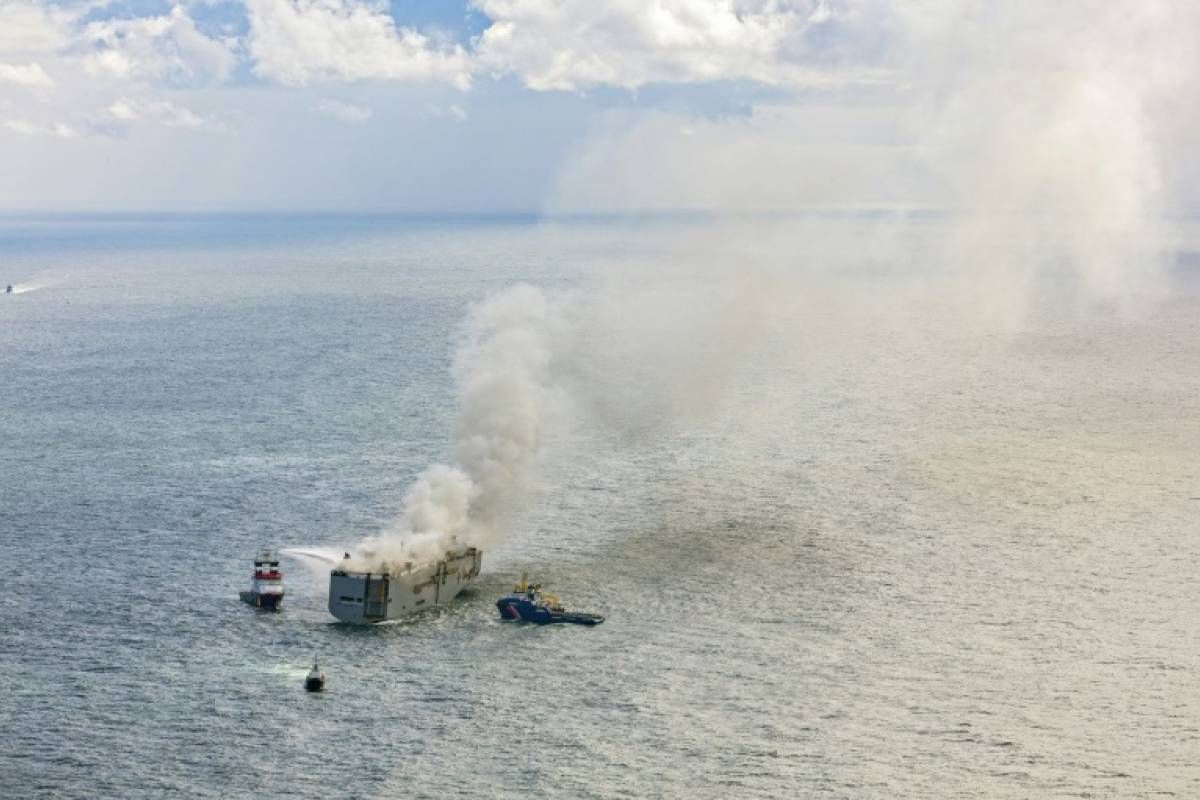 Un cargo transportant des voitures en feu au large des Pays-Bas