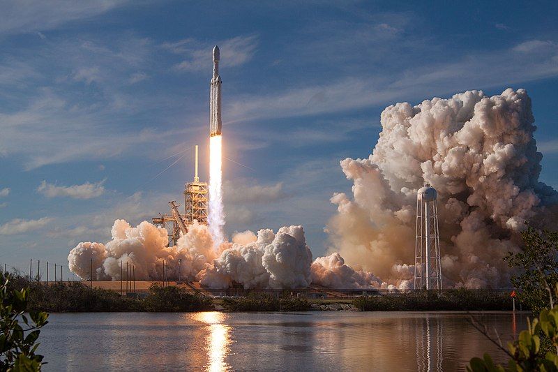 Falcon Heavy, la plus grosse fusée de SpaceX, décollera aujourd’hui