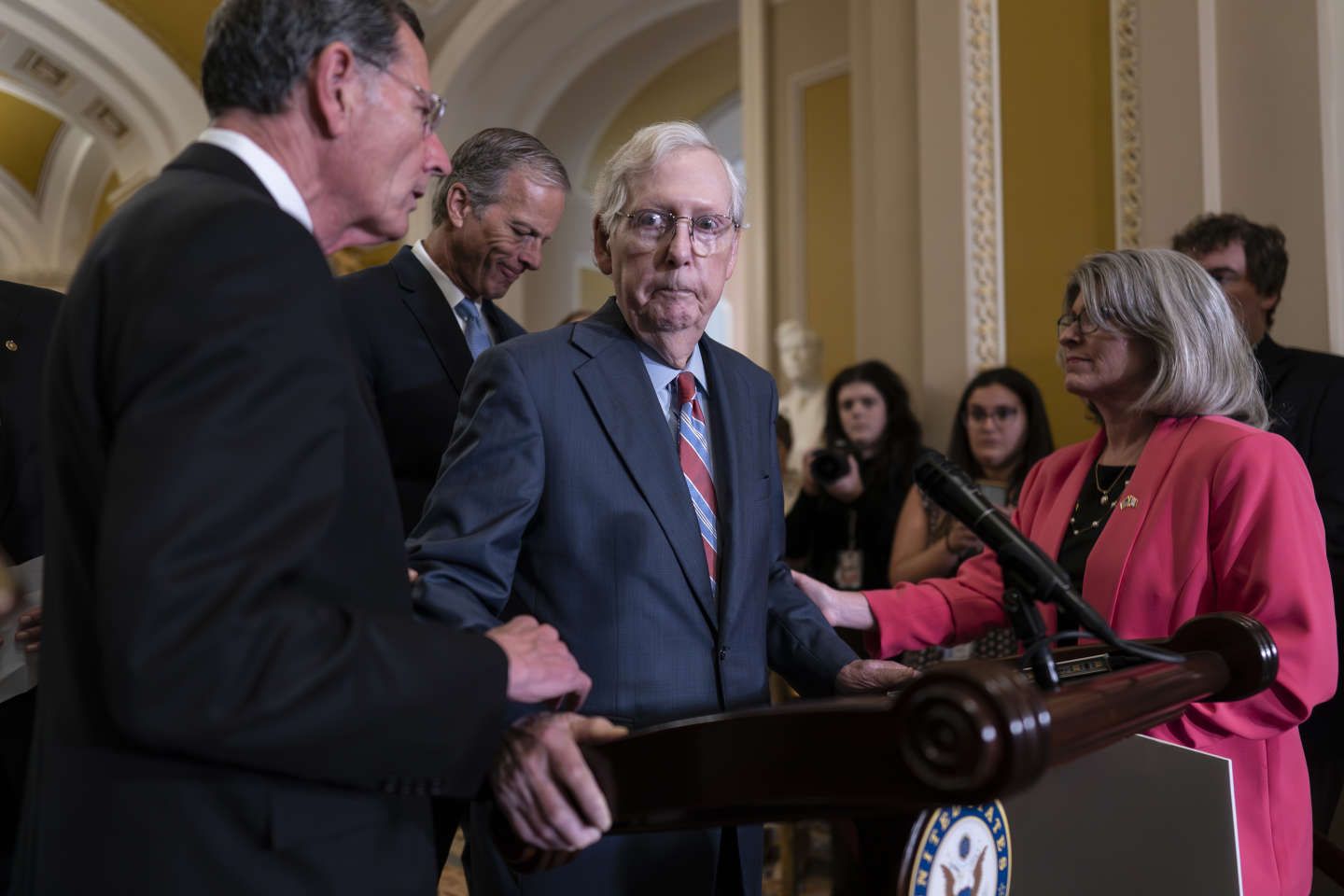 Etats-Unis : le chef des républicains au Sénat, Mitch McConnell, accuse un long moment d’absence en plein discours