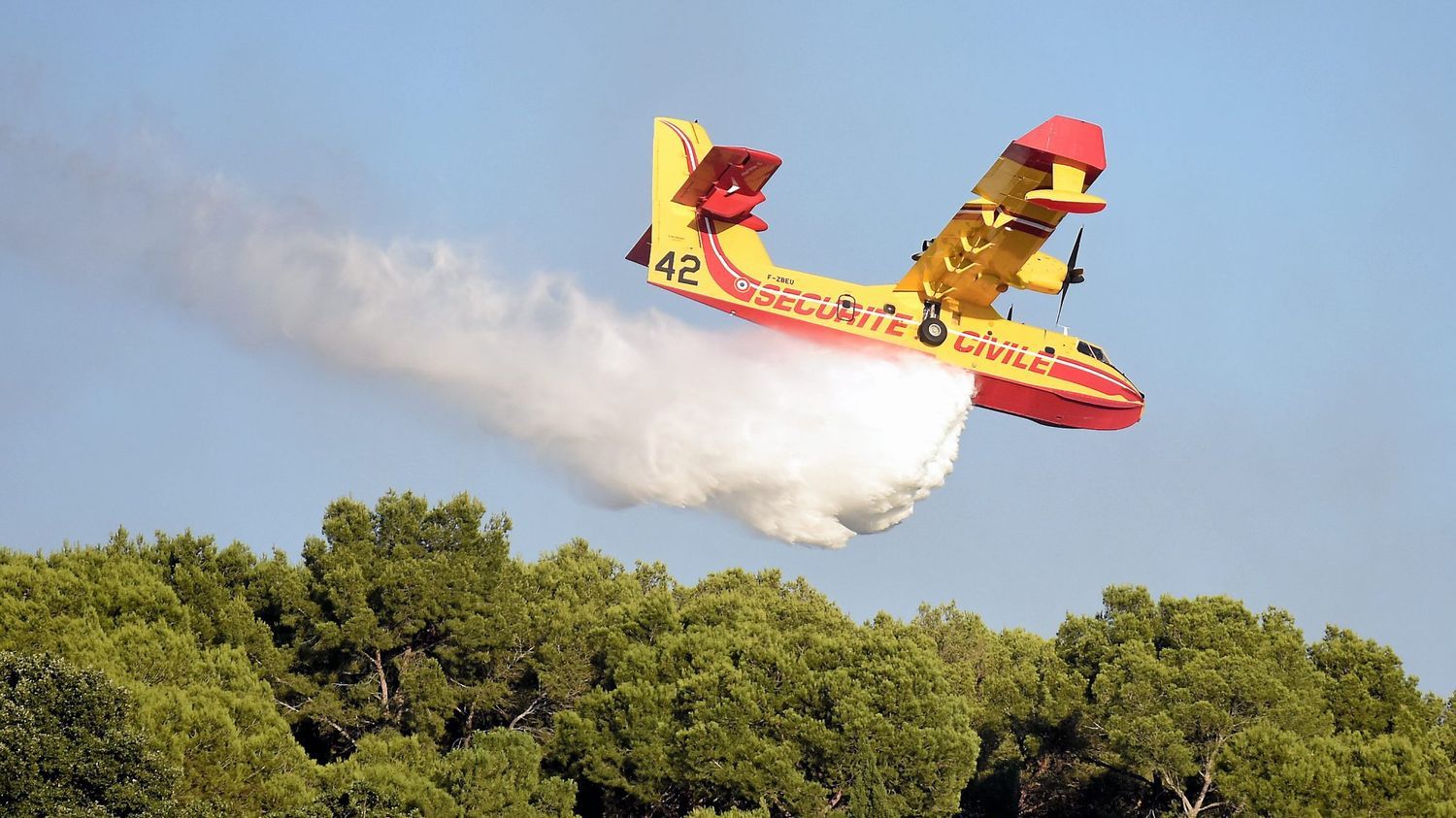 Incendies : cinq questions sur les Canadair, les avions bombardiers d'eau