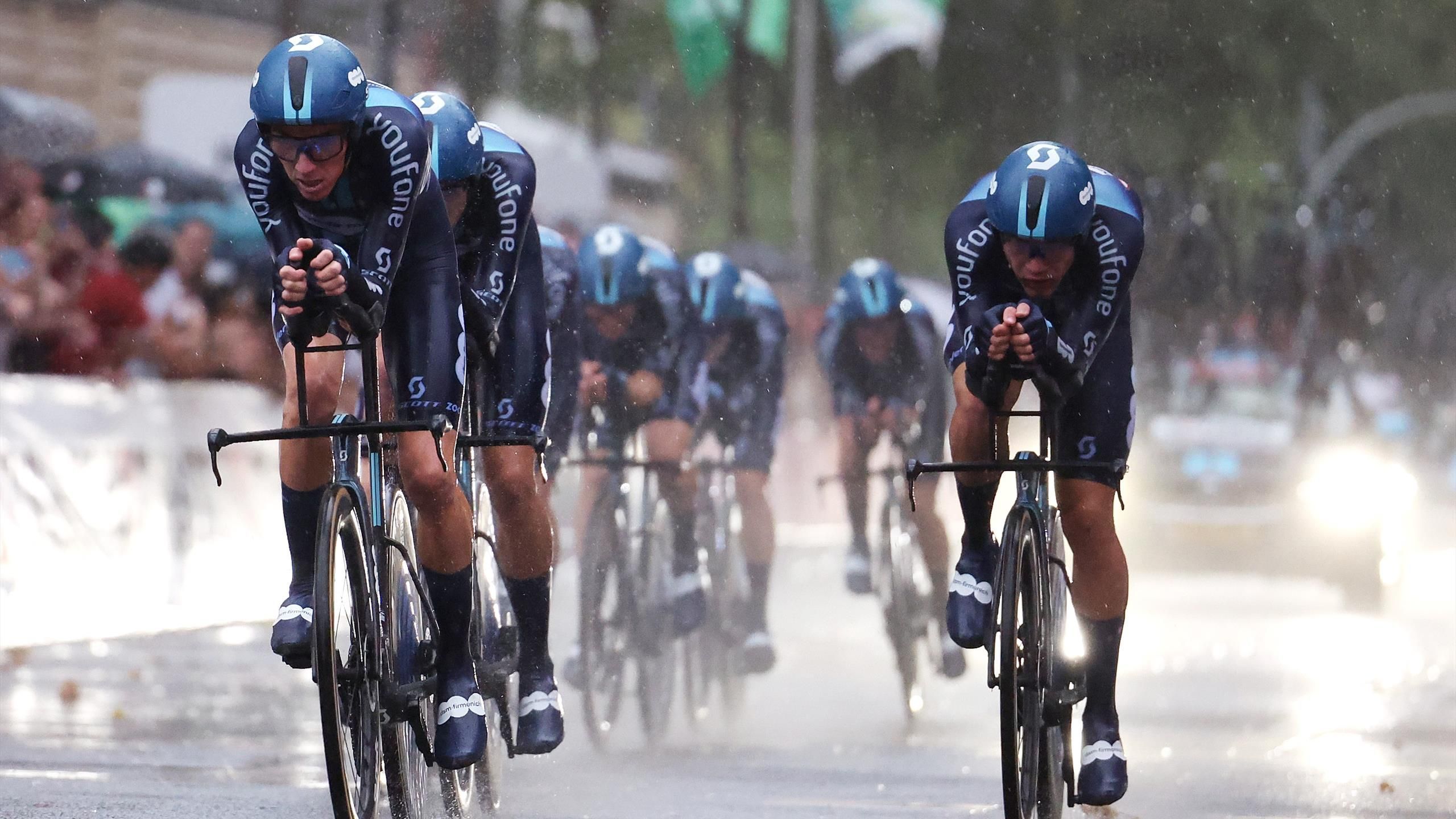 Surprises sous la pluie et dans la nuit : DSM-Firmenich gagne la 1re étape du Tour d'Espagne, Jumbo-Visma perd du temps