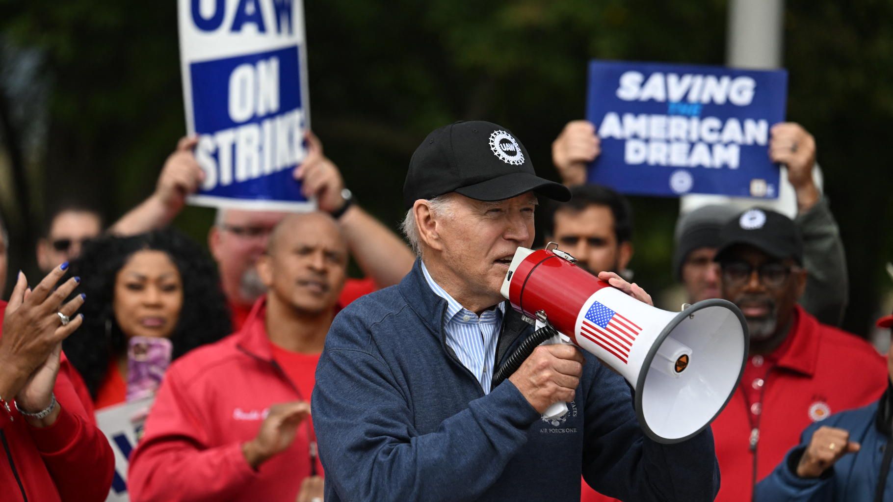 Joe Biden rejoint les ouvriers de l’automobile dans le Michigan, et devient le premier président américain à faire un piquet de grève