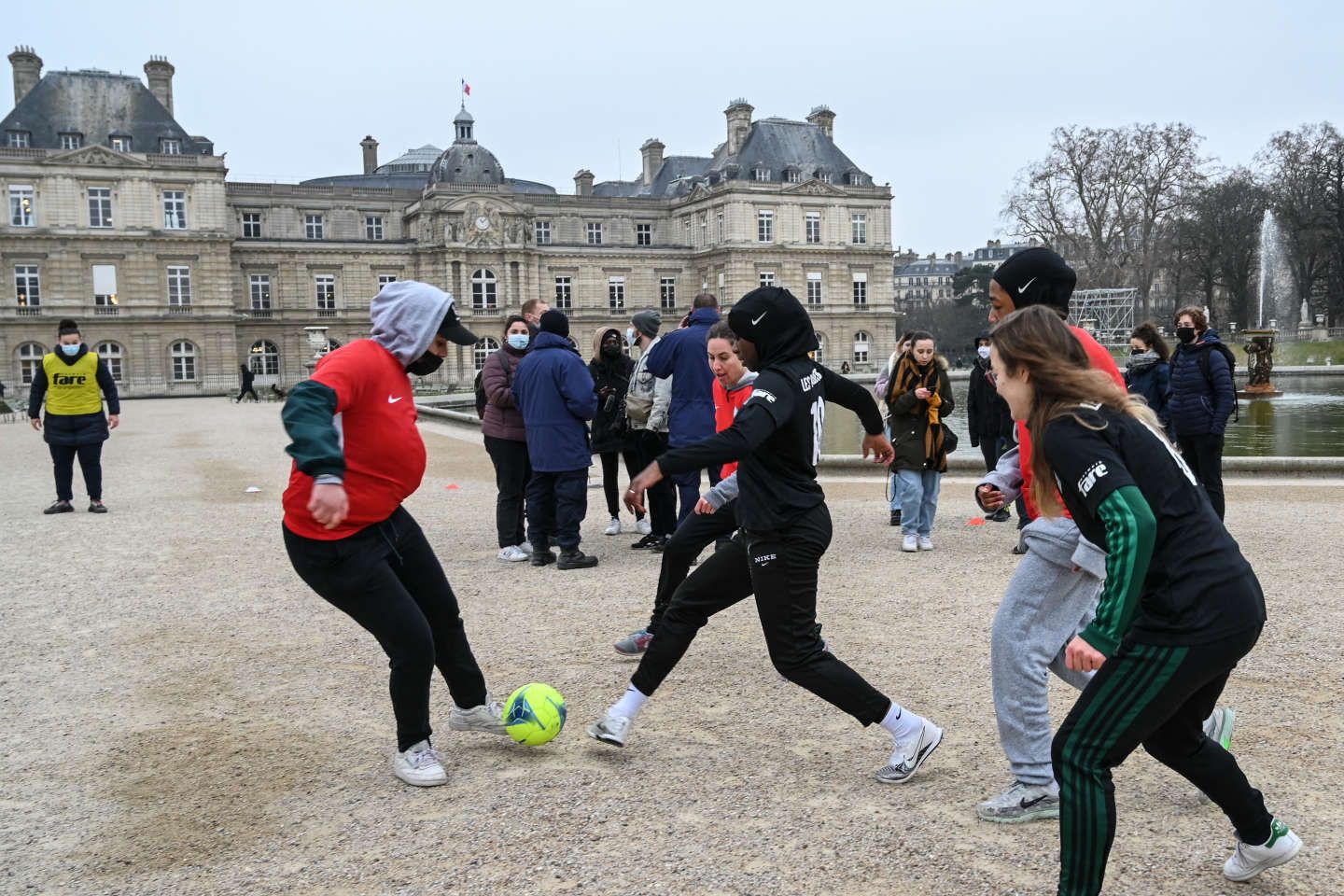 Paris 2024 : la France interdira le port du voile à sa délégation, l’ONU désapprouve