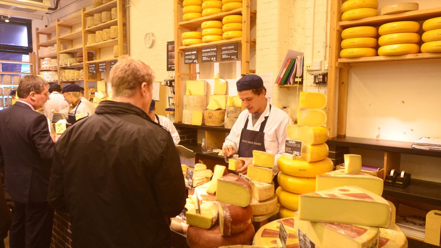 Le chef star Jamie Oliver alerte d'éventuels acheteurs après le vol de 22 tonnes de cheddar de luxe au Royaume-Uni