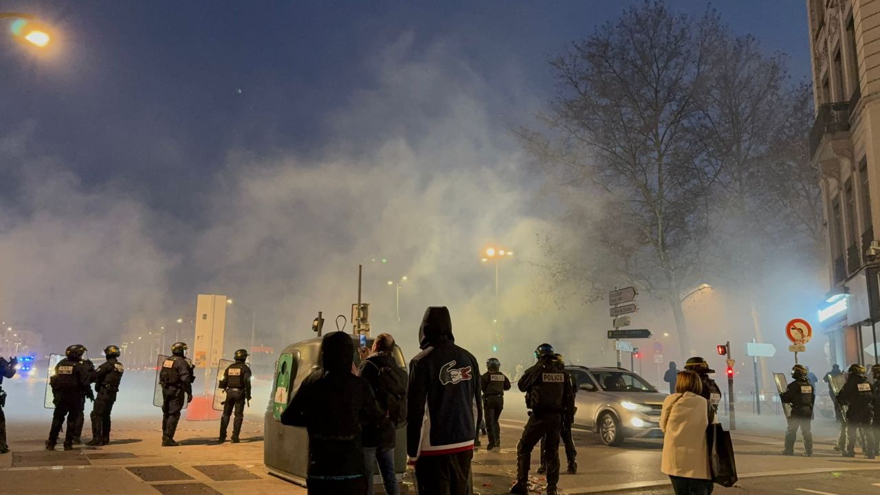 Evènement de l'influenceur Hachemi à Lyon : des centaines de jeunes face aux CRS en Presqu'île