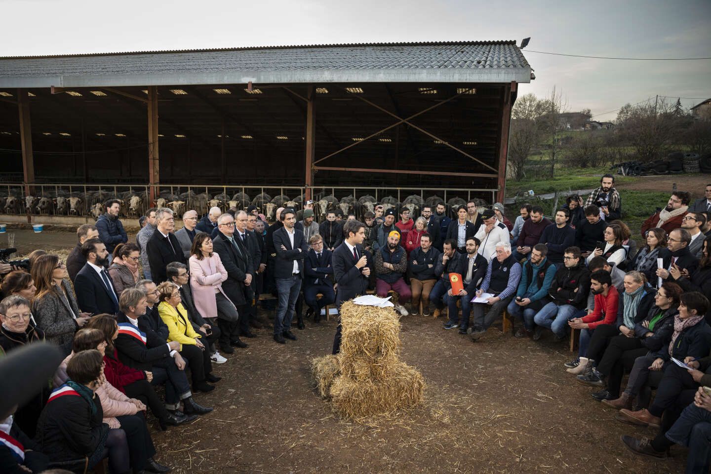 Colère des agriculteurs : la plupart des blocages levés en France ; FNSEA et Jeunes Agriculteurs appellent à " un siège de Paris " à partir de lundi