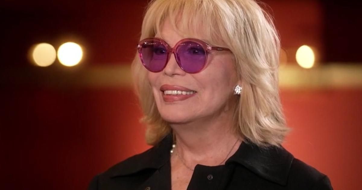 "Ça m'a beaucoup aidé" : Amanda Lear revient sur les rumeurs la soupçonnant d’être un homme dans "50' inside"